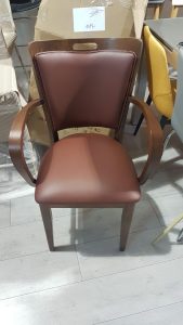כסאות עץ מרופדים 2